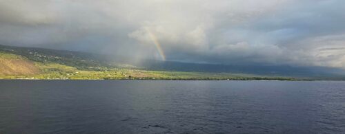 ボートから見た、ケアラケクア湾の虹